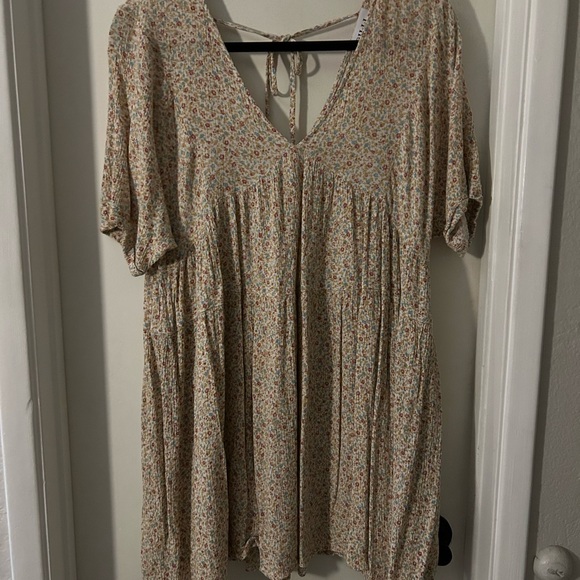 Gilli Cream Floral V-Neck Tunic - Picture 1 of 2
